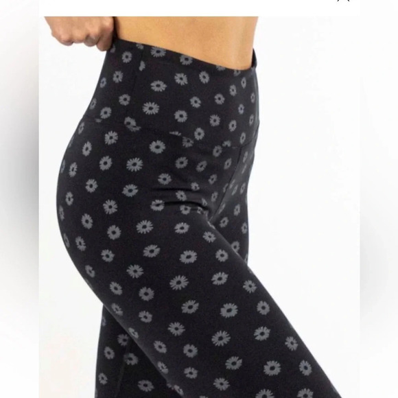 Nanette Lepore Play Black Daisy Leggings Size Medium Q1 - Picture 3 of 11